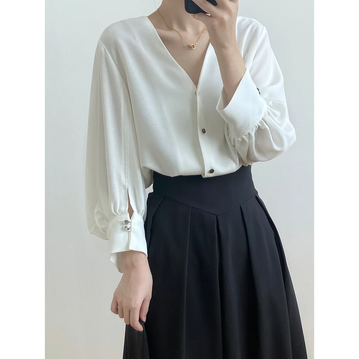 

V-neck single-breasted shirt women's 2022 autumn new loose all-match solid color nine-point sleeve shirt