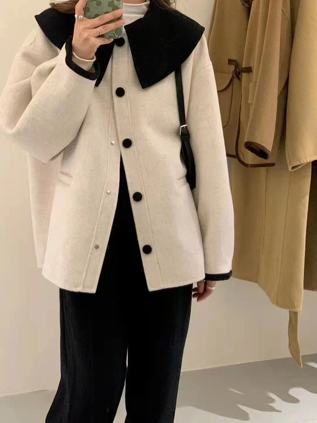 Рисунок 2 - Темно-синее красное шерстяное пальто с воротником