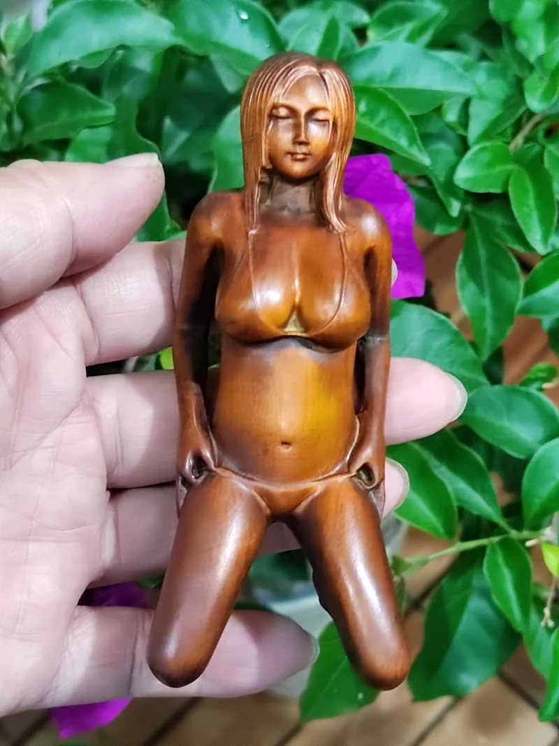 Статуя девушки из самшита