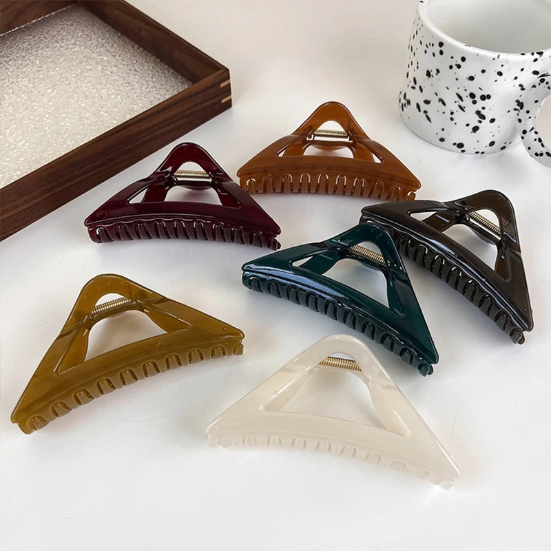 

2022 Elegant Triangle Hair Claws Popular Amber Geometry Shark Fin Triangular Hollow Hairwear Gather Hair Clips Accesories Gift