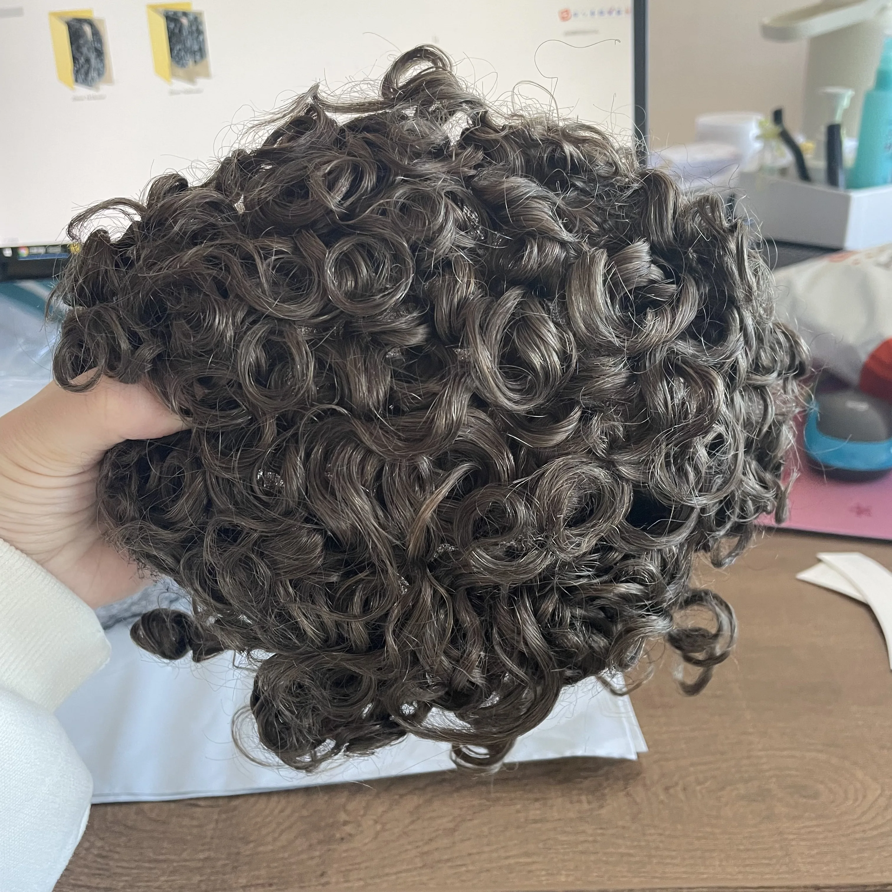 Фото Мужской парик с кружевной передней частью 20 мм, модель Curly Q6, с полиуретановой основой, дышащая система замещения волос из натуральных волос # Накладные пряди для волос 22R с осветленными узлами №4