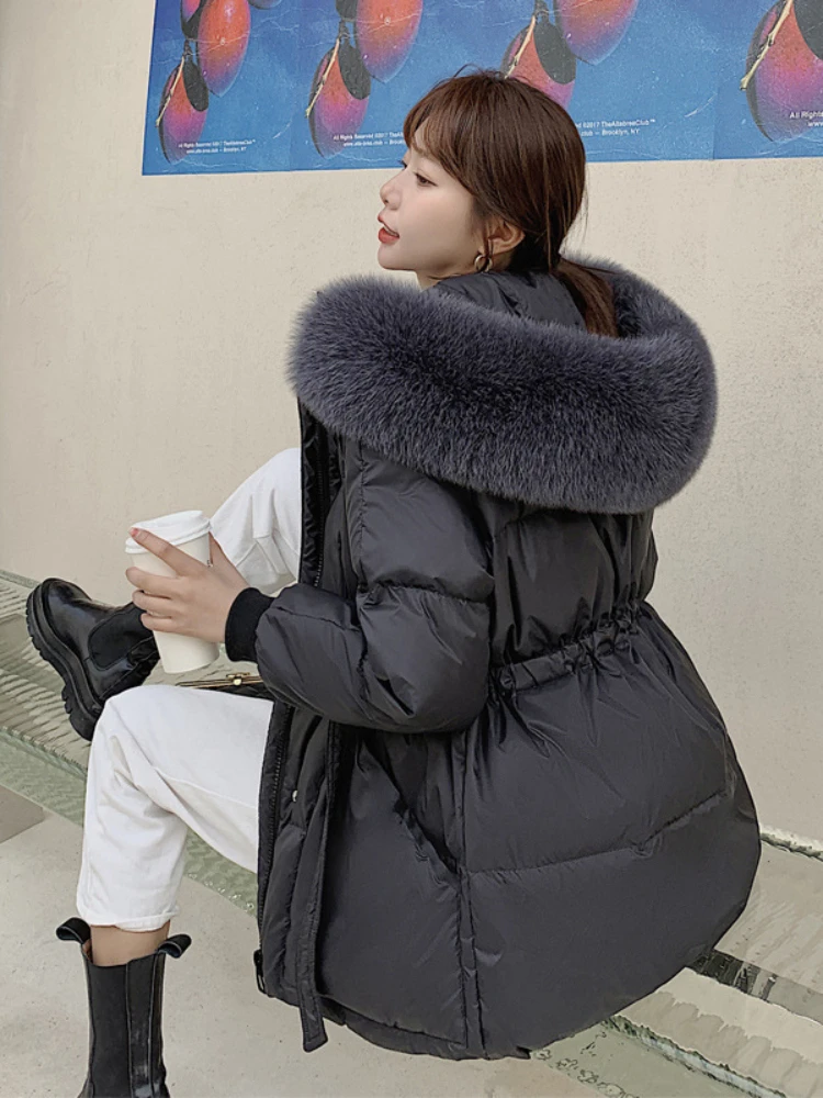 

Женская куртка на белом утином пуху, с капюшоном и воротником из лисьего меха
