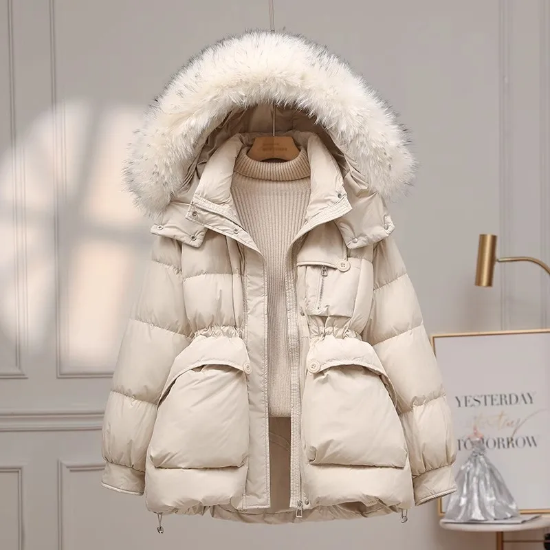 Женский пуховик средней длины с воротником из натурального меха енота