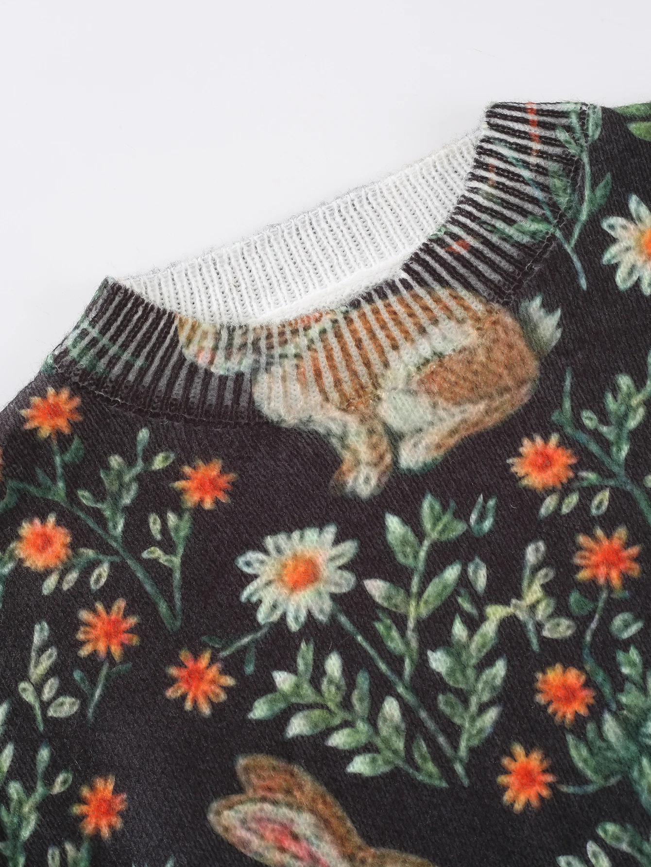 Женский свитер с принтом кролика повседневный и универсальный круглым вырезом