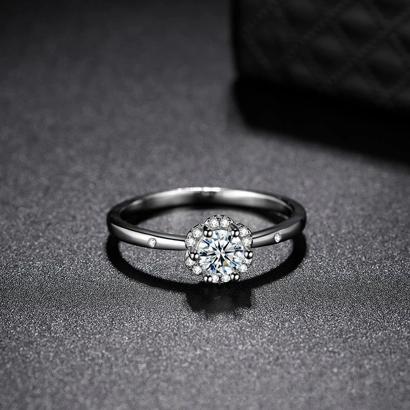 Женское кольцо из серебра S925 пробы с платиновым покрытием и имитацией муассанита