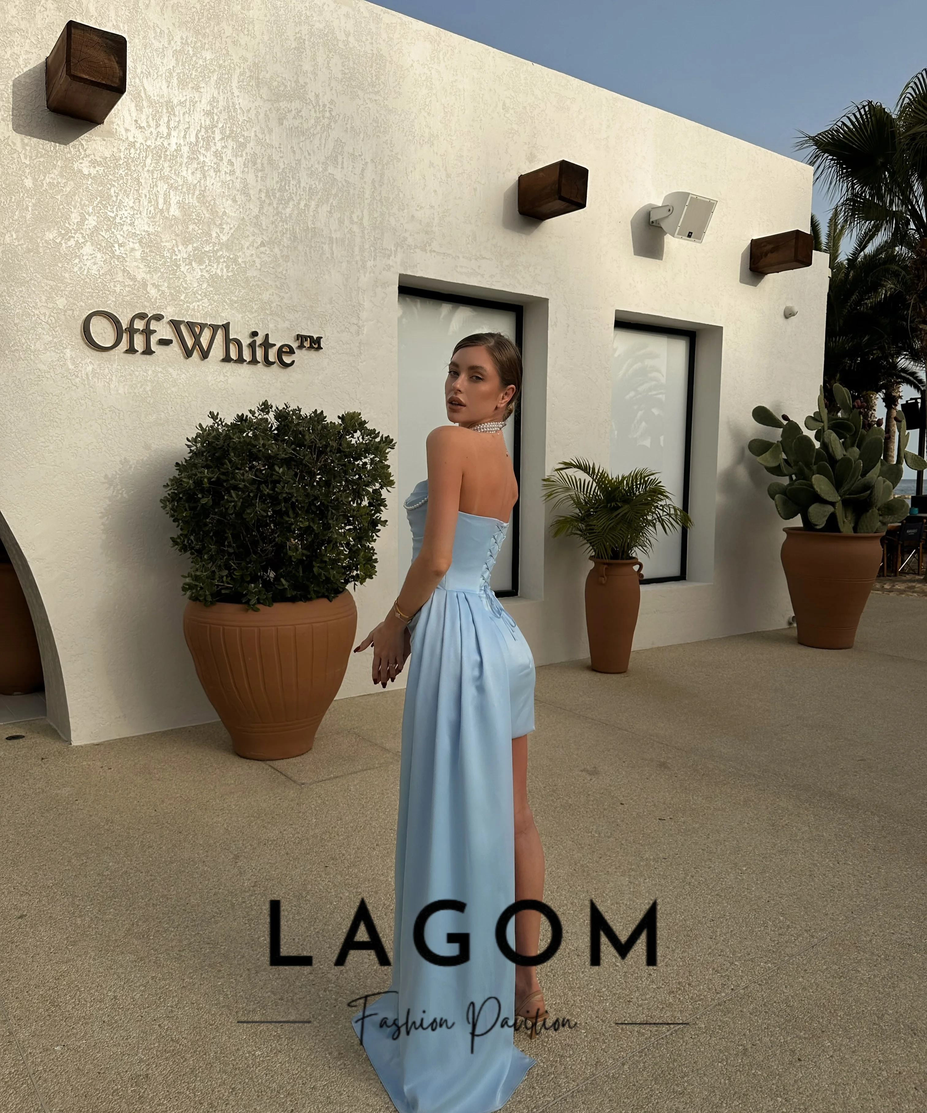Новое платье Lagom без бретелек, мини, из матового сатина, с драпировкой, короткое, с длинным боковым шлейфом, украшенное жемчужной цепочкой, вечернее платье, Шарон Саид, на заказ. (art.: 3920dce356e2d) - 3920dce356e2d