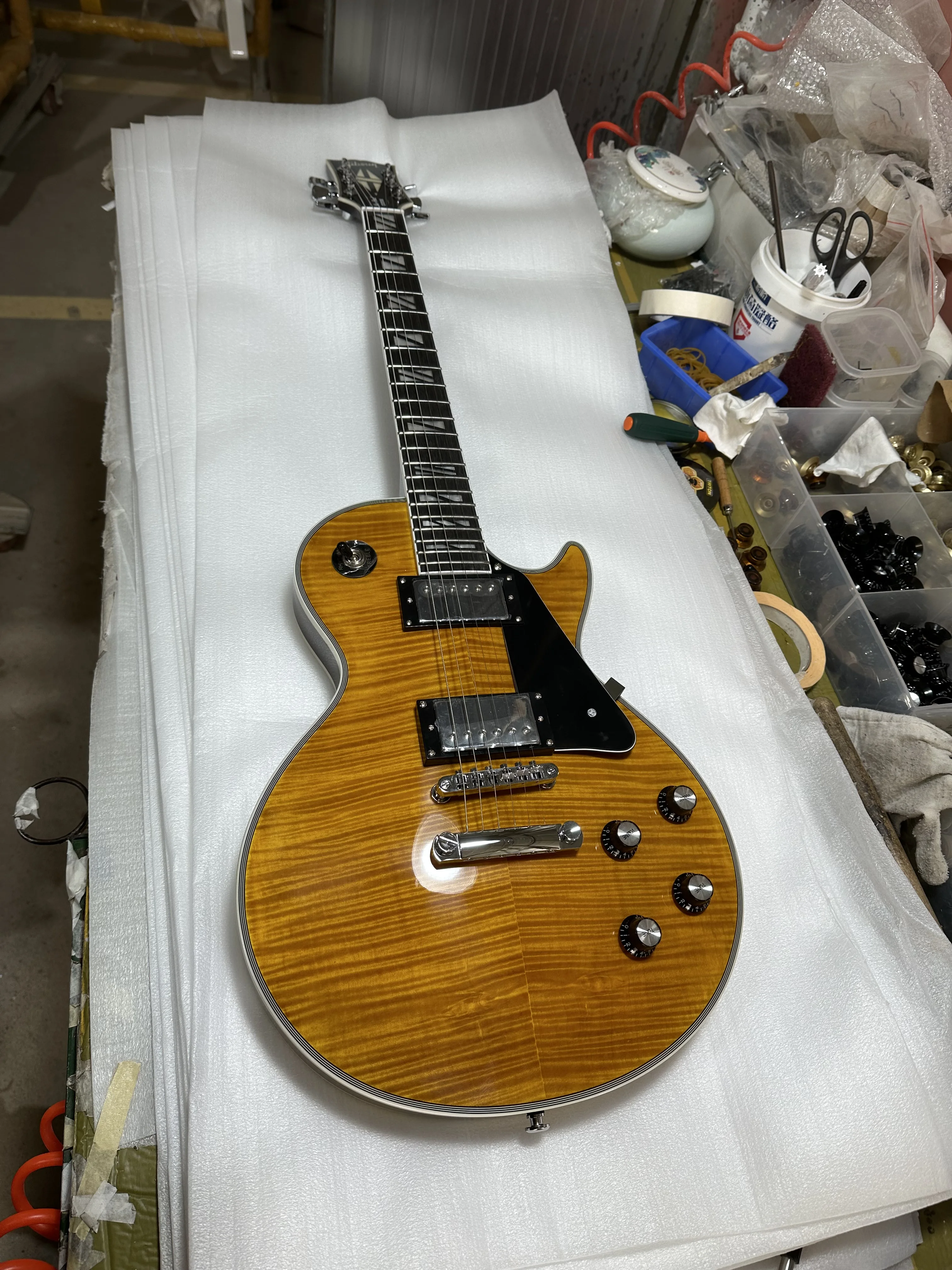 

Custom LP Electric Guitar Tiger Maple Top Yellow Color Mahogany Body Rosewood Fingerboard