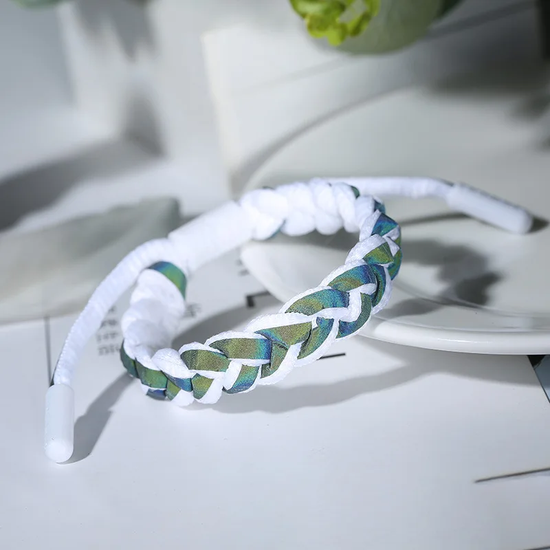 

Holographic Reflective Color-changing Lion Bracelets Shake the Same Male and Female Couple Models Woven Bracelet Simple Gift