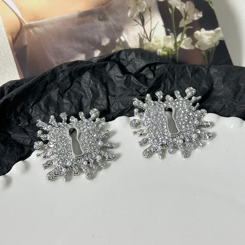 Серьги-гвоздики Portgas с кристаллами и жемчугом