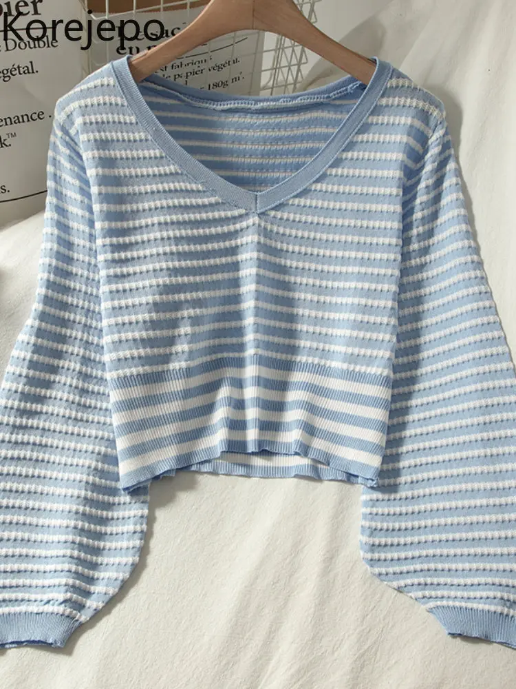 

Женская трикотажная блузка с длинным рукавом и V-образным вырезом