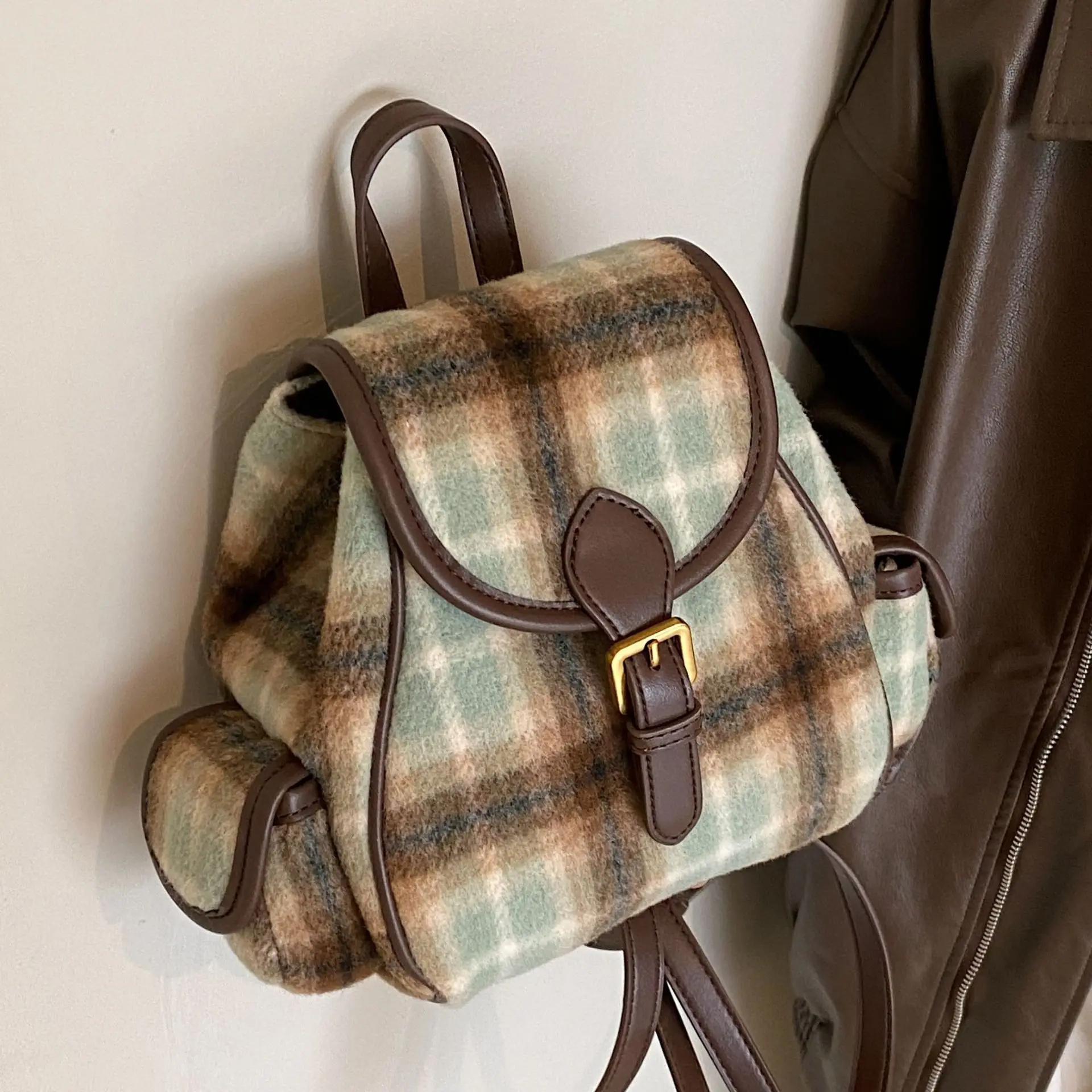 

Fashion Vintage College Style Suede Backpack 2023 Autumn and Winter New Female Gradual Contrast Color Check Bag Small Backpack