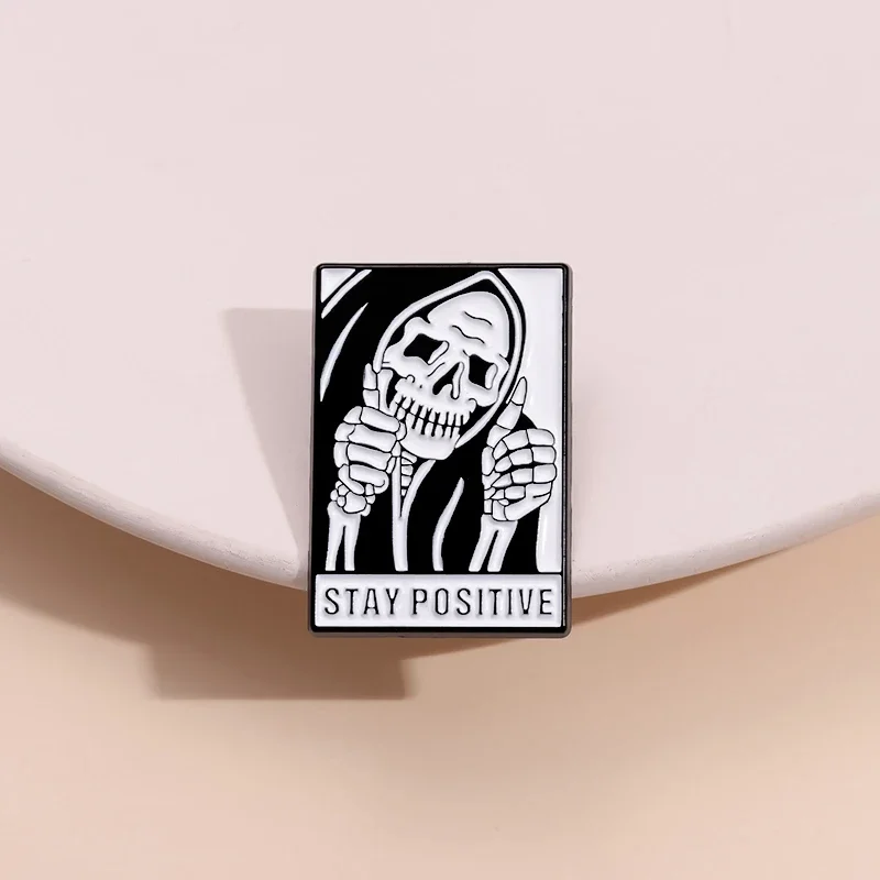 Металлическая брошь с эмалью в виде черепа