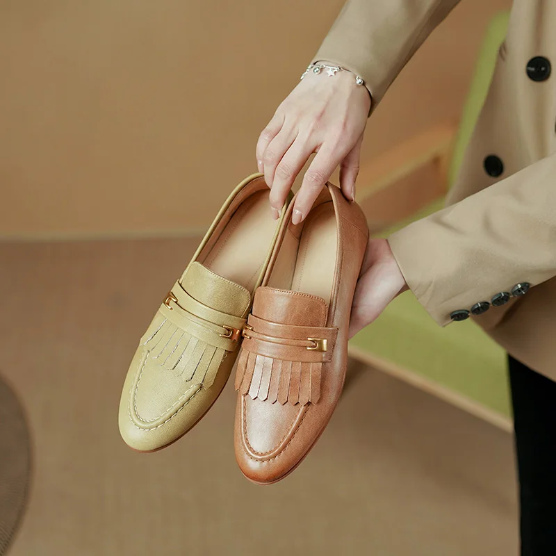 

Женские лоферы из натуральной коровьей кожи, с круглым носком и бахромой