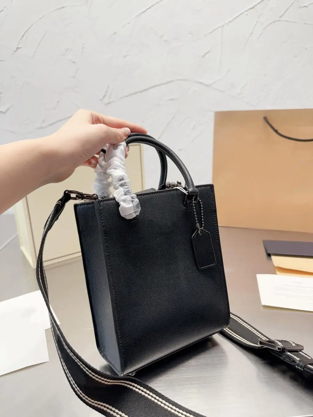 

Leather Luxury HandbagLadies Bag New Lychee Pattern LeatherVegetable Basket Shoulder Ladies Bag Large Capacity Bucket Bag 2023