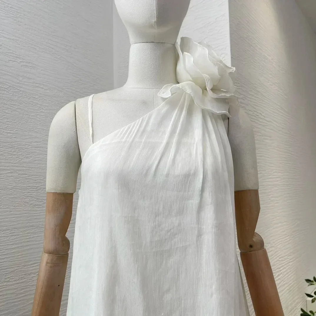 Женская блузка на одно плечо из шелка и льна с цветущими белыми цветами весна 2024