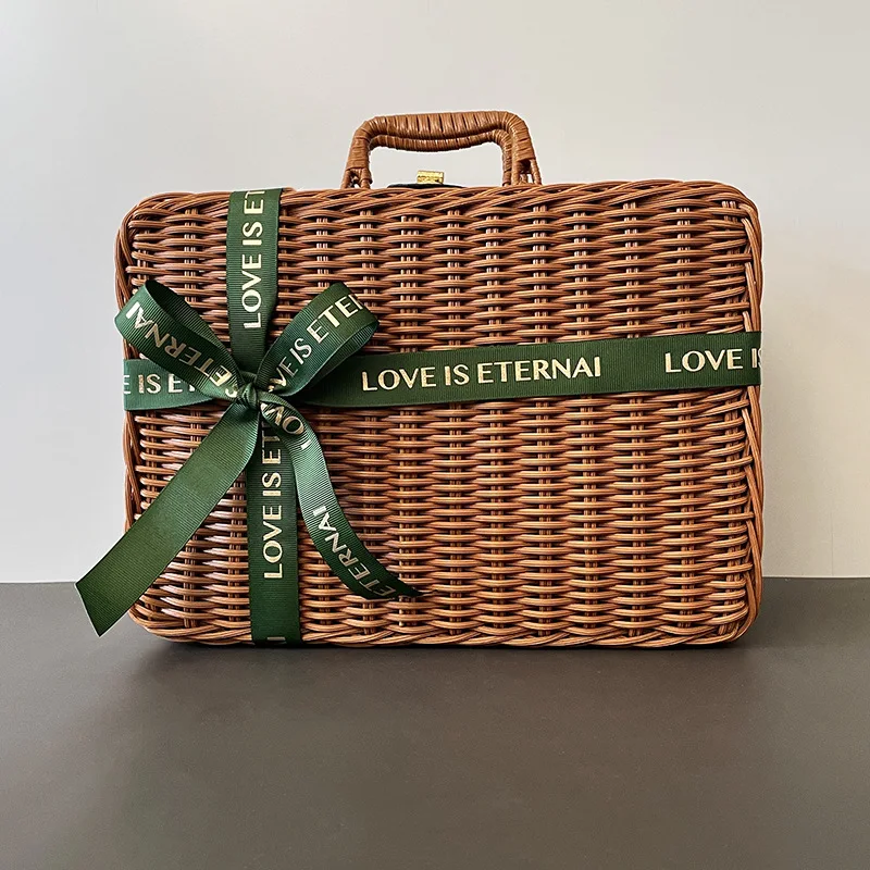 

2022 New Retro Rattan Woven Gift Suitcase