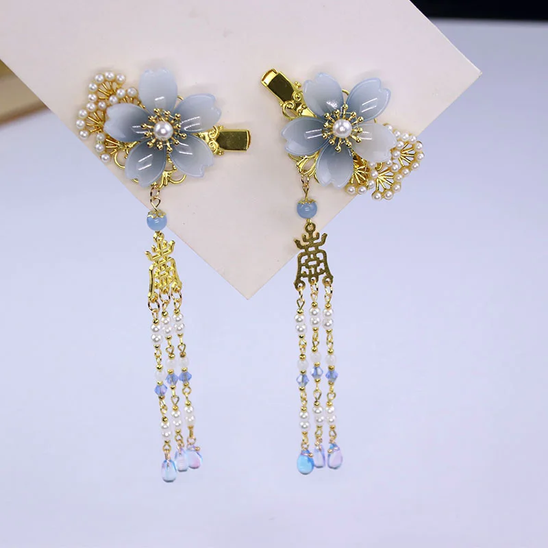 Женский головной убор с длинной бахромой |