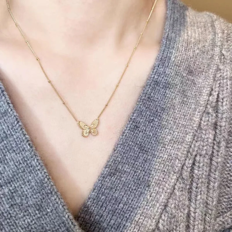 Ожерелье с подвеской в виде бабочки бусинами позолота 18 карат