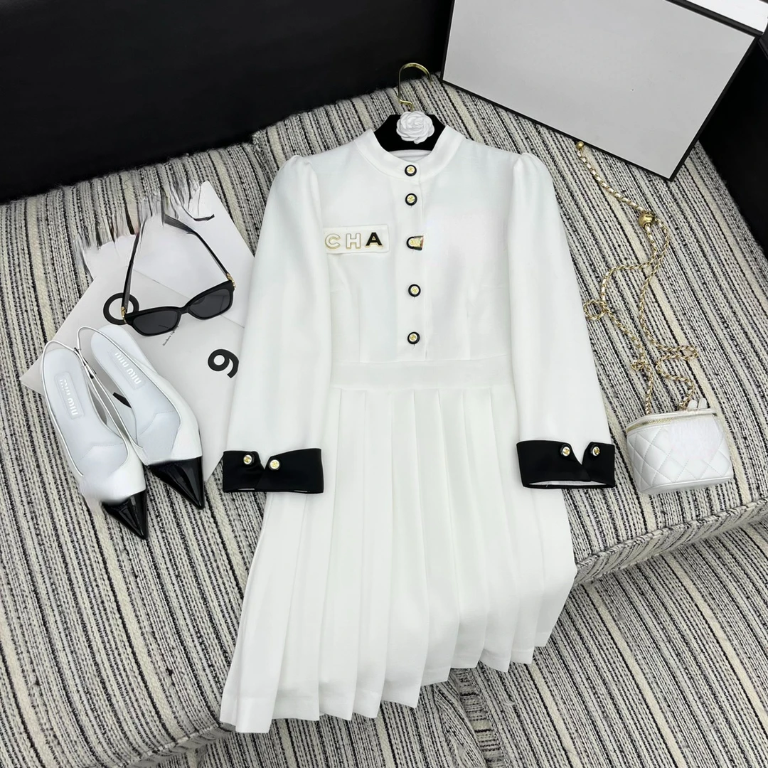 

Short Sleeve Round Neck DressPress Folded Hem with Customized Metal HeadbandNew for Early Fall 2023 Collection Clothing A11415