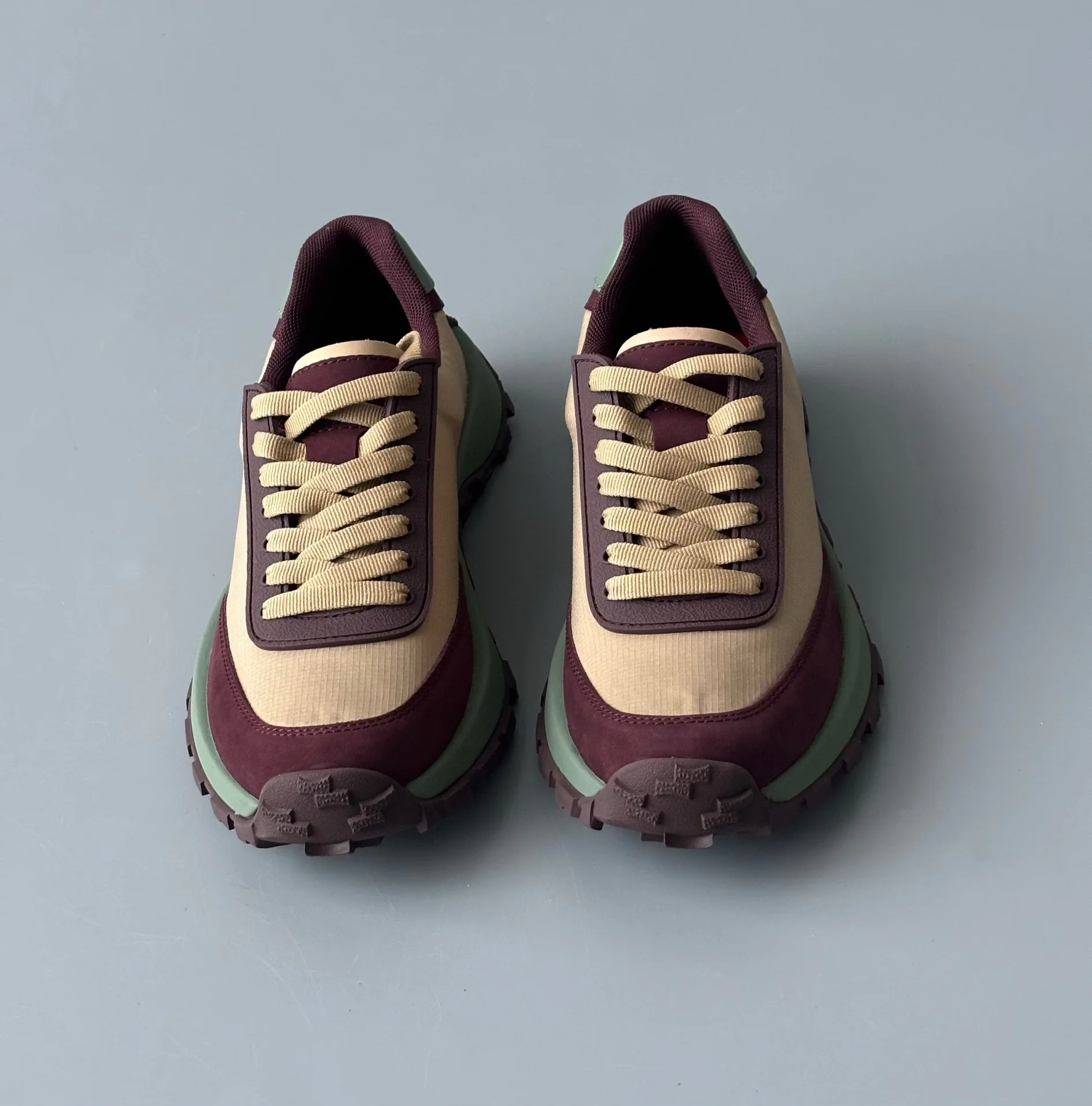 Женские кроссовки Maxdutti с цветными блоками из натуральной кожи