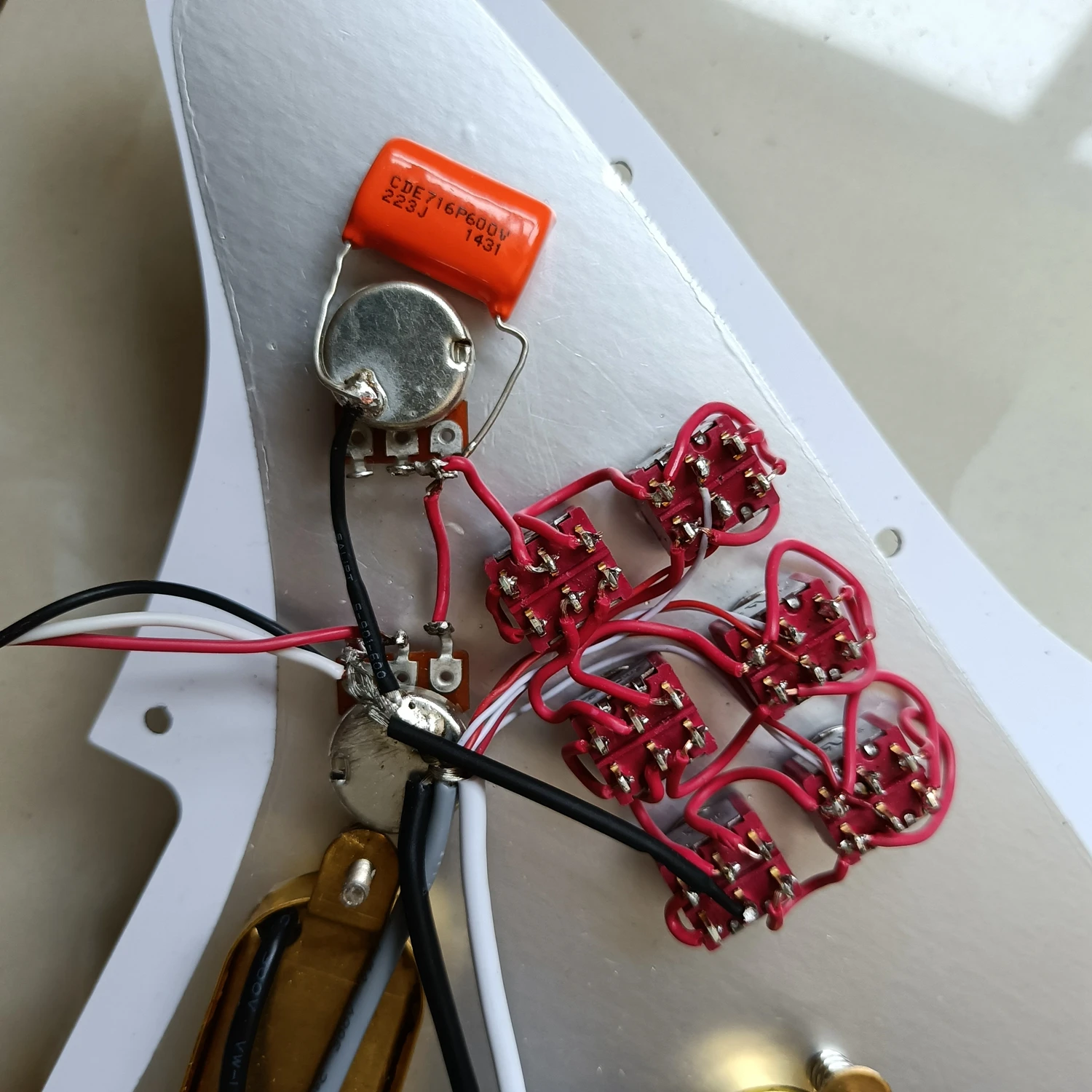 SSS Предварительно Проводные строки Pickguard лондонские тройные мини-Соники золотые