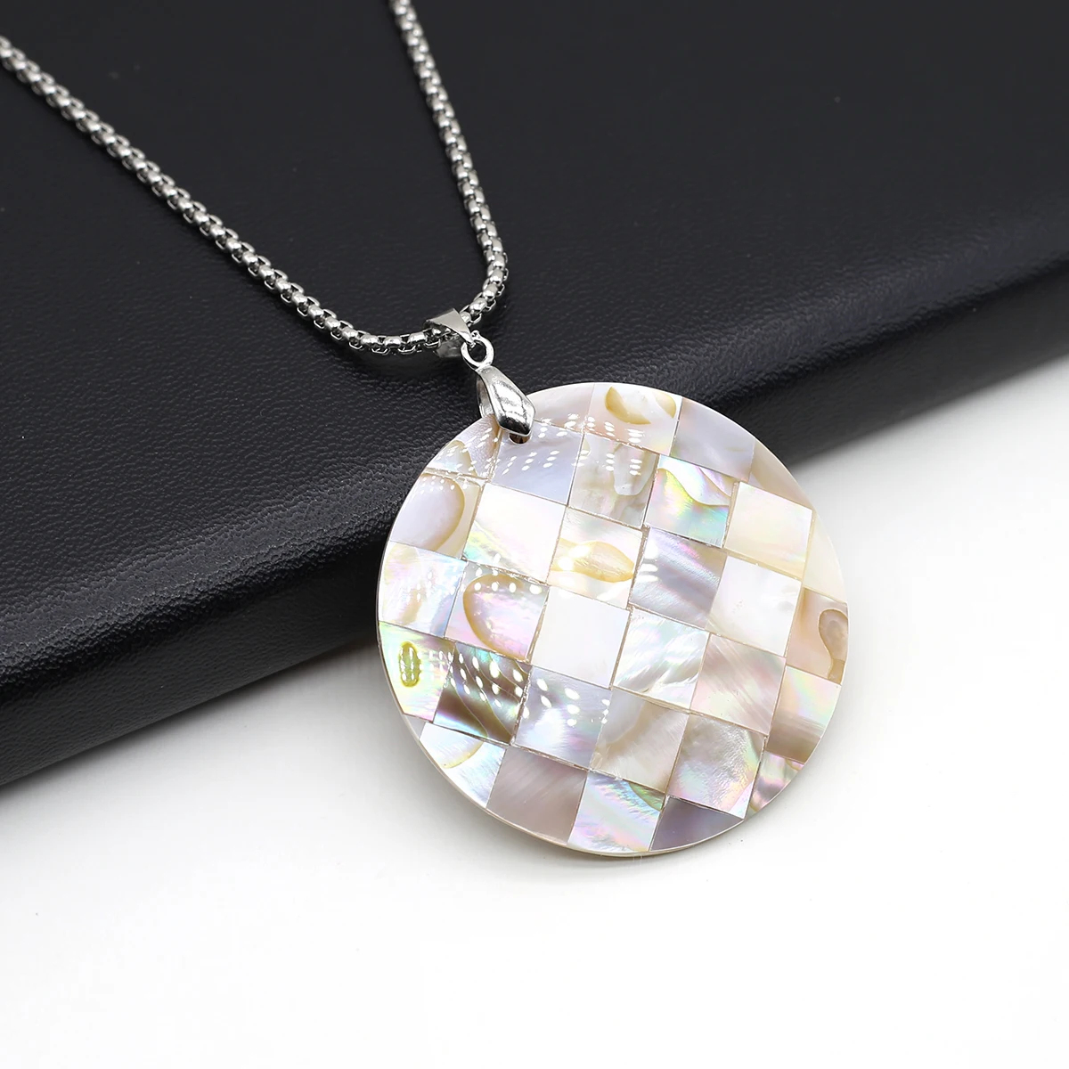 

Natural Shells Necklace Pendant Round Shape Mother of pearl Exquisite Charm Women Necklace accessory Girls Wedding Party Jewelry