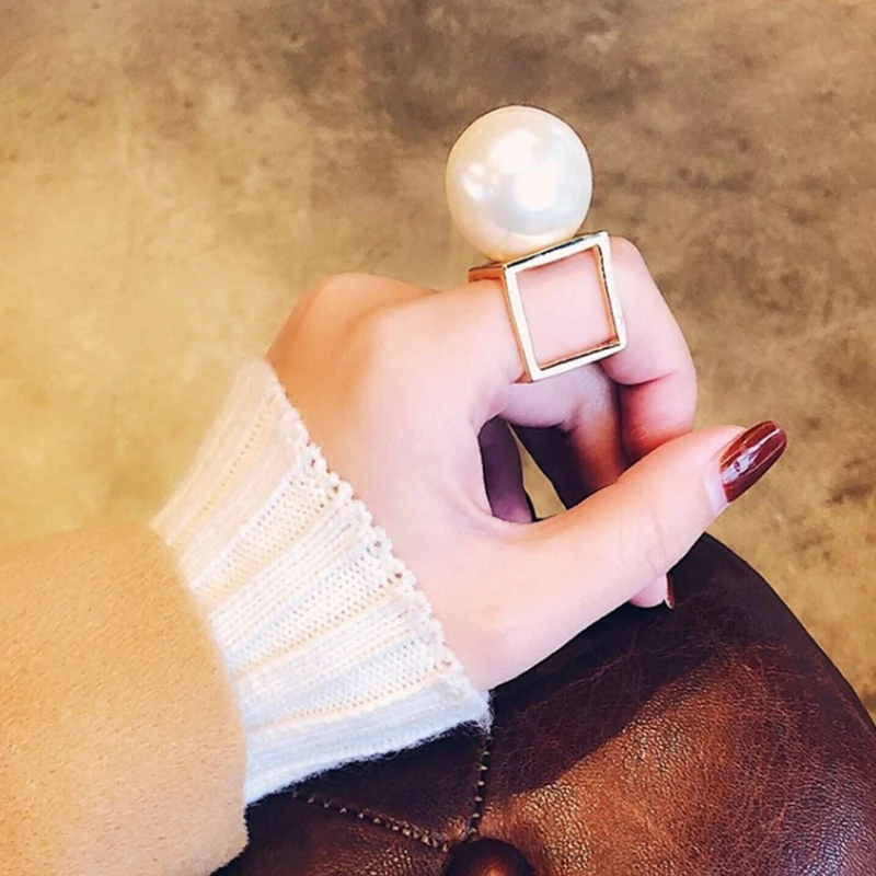 

UILZ New Exaggerated Design Finger Rings Round White Shell Pearl Beads Big Anneau for Women Party Luxury Gift Drop Shipping