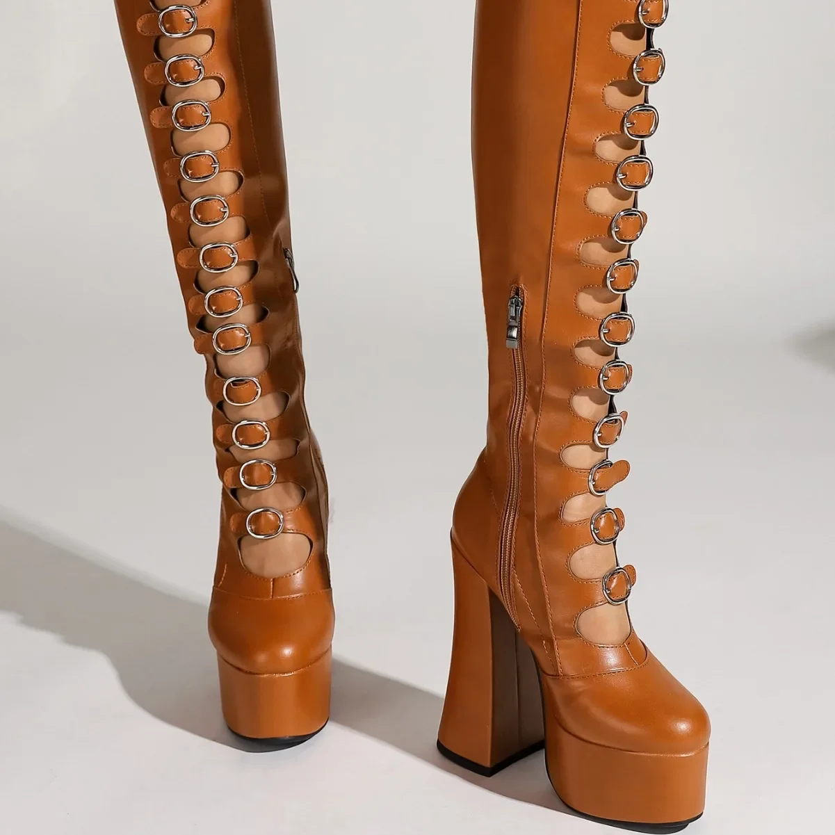 Рыцарские сапоги выше колена на платформе с круглым носком и пряжкой ремне