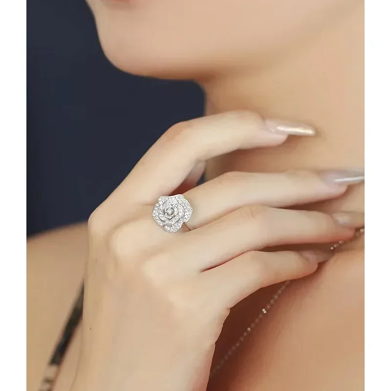 Женское кольцо в виде камелии серебро пробы