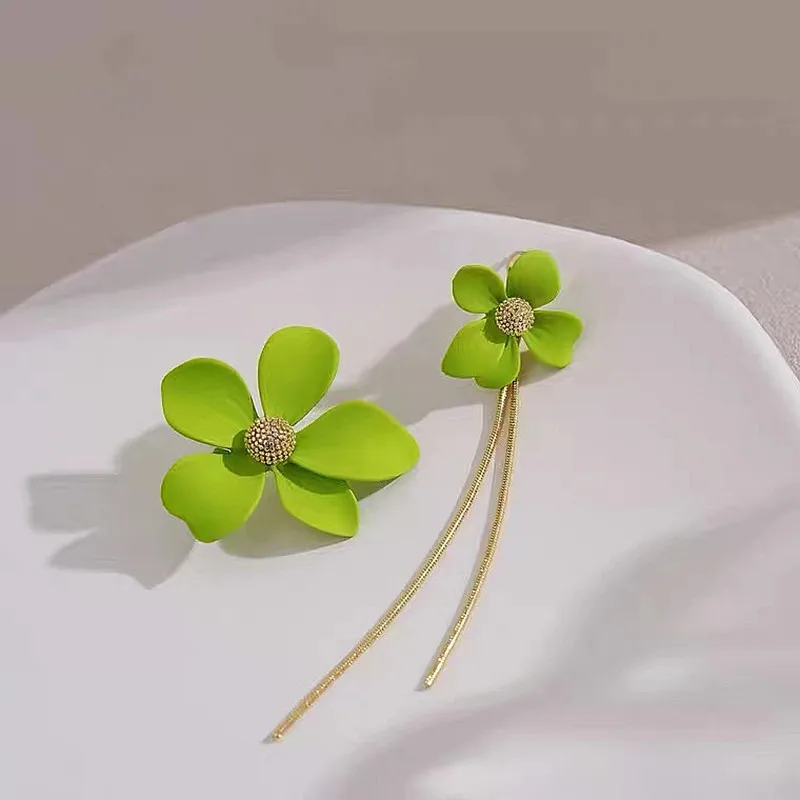 

Special Design Sense of Delicate Green Earrings 2022 Fashionable Foreign Style Earrings Asymmetrical Flower Earrings Small