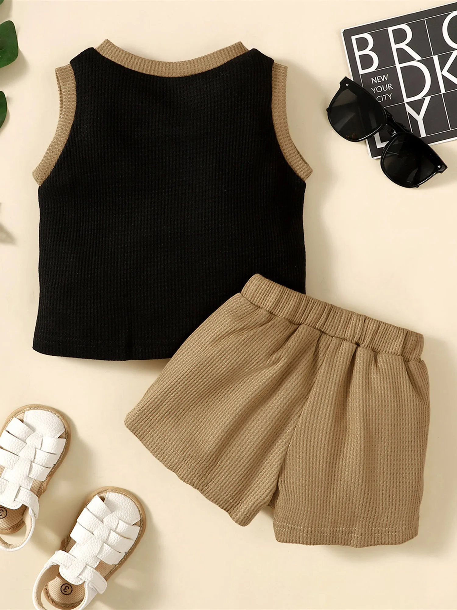 

Летние комплекты одежды для маленьких мальчиков, майка без рукавов с буквенным принтом контрастных цветов и шорты с эластичным поясом, комплект из 2 предметов