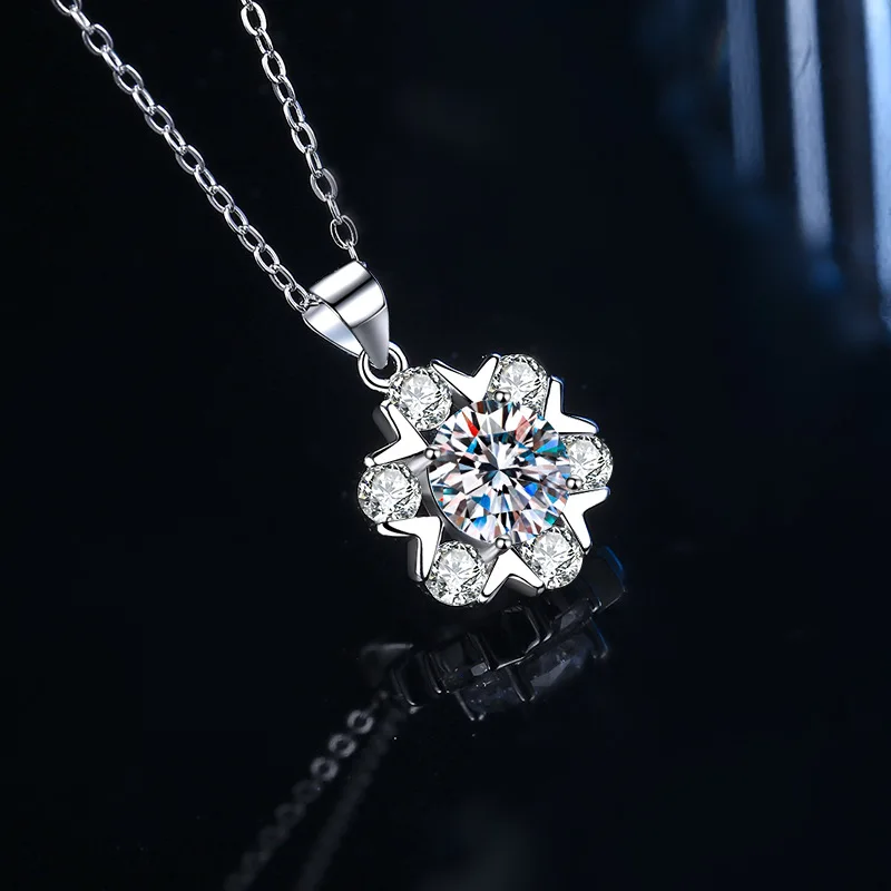 

Necklace Female Romantic Snowflake Moissanite D Pendant Color Diamond Inlaid Clavicle Chain