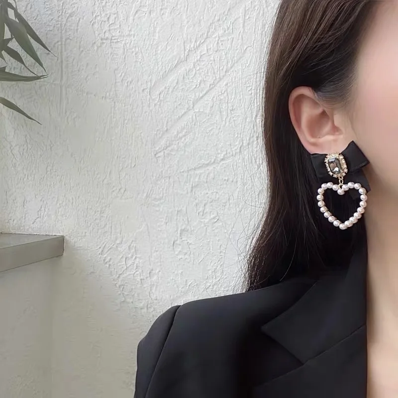 

Корейские серьги из серебра S925 пробы, корейские милые и милые серьги с жемчугом и бантом для девушек, серьги-гвоздики в форме сердца для мале...