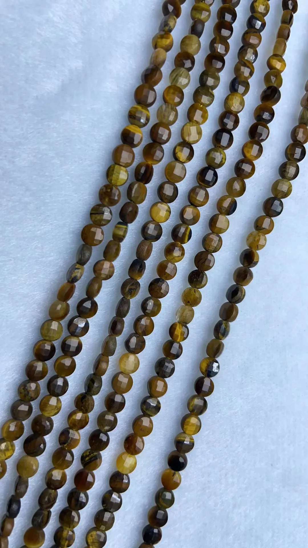 Натуральный тигровый глаз 4 мм сплюснутый вырез. Длина: 39 см.