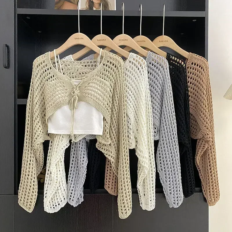 Укороченный топ с кружевной отделкой на одной пуговице и длинными рукавами