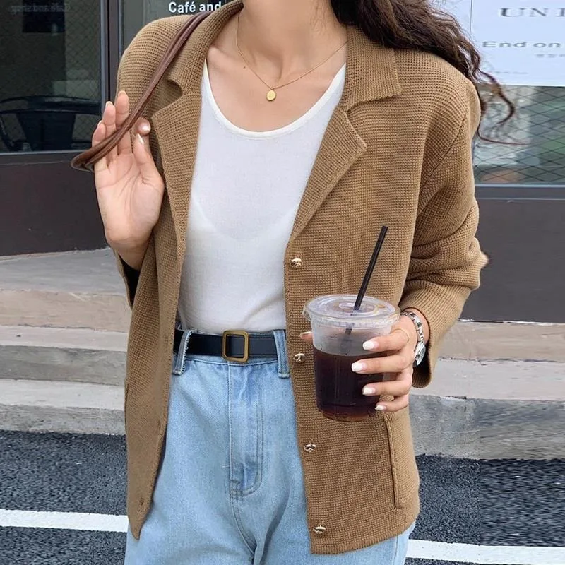 

2023 Autumn/Winter New Suit Collar Autumn Metal Single breasted Versatile Long Sleeve Knitted Cardigan for Women