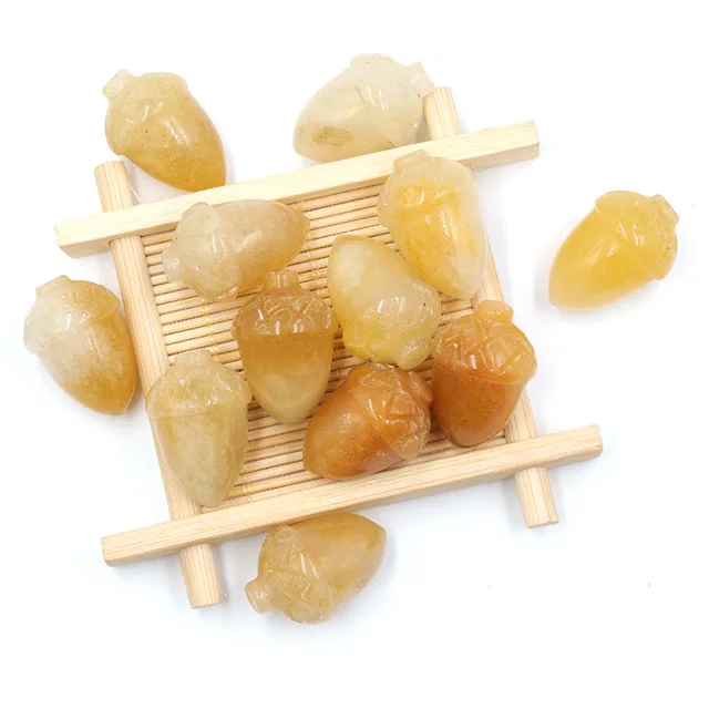 Оберег из желудей. Орешки желуди. Брошь желудь янтарь амберлик. Камешек желудь. Камешек желудь.