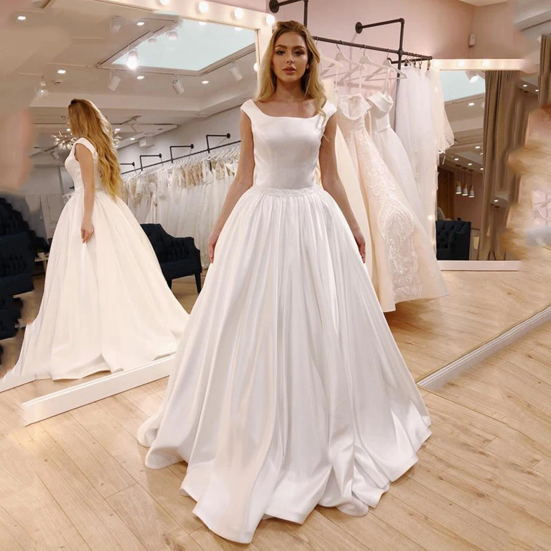 Женское атласное платье на бретелях белое трапециевидной формы без рукавов со