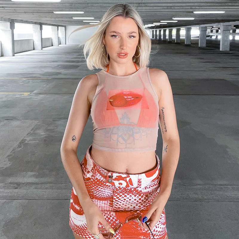 

Женская укороченная футболка с круглым вырезом и принтом губ