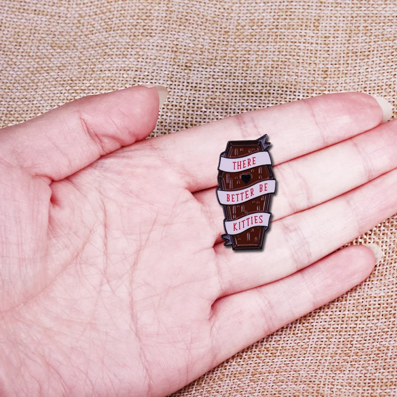 Эмалированная брошь в виде гроба котят более мёртвых чем живых странная значок