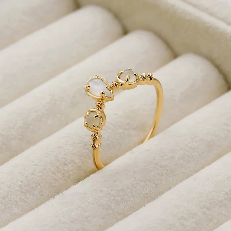 Женское кольцо из серебра 925 пробы с лунным камнем