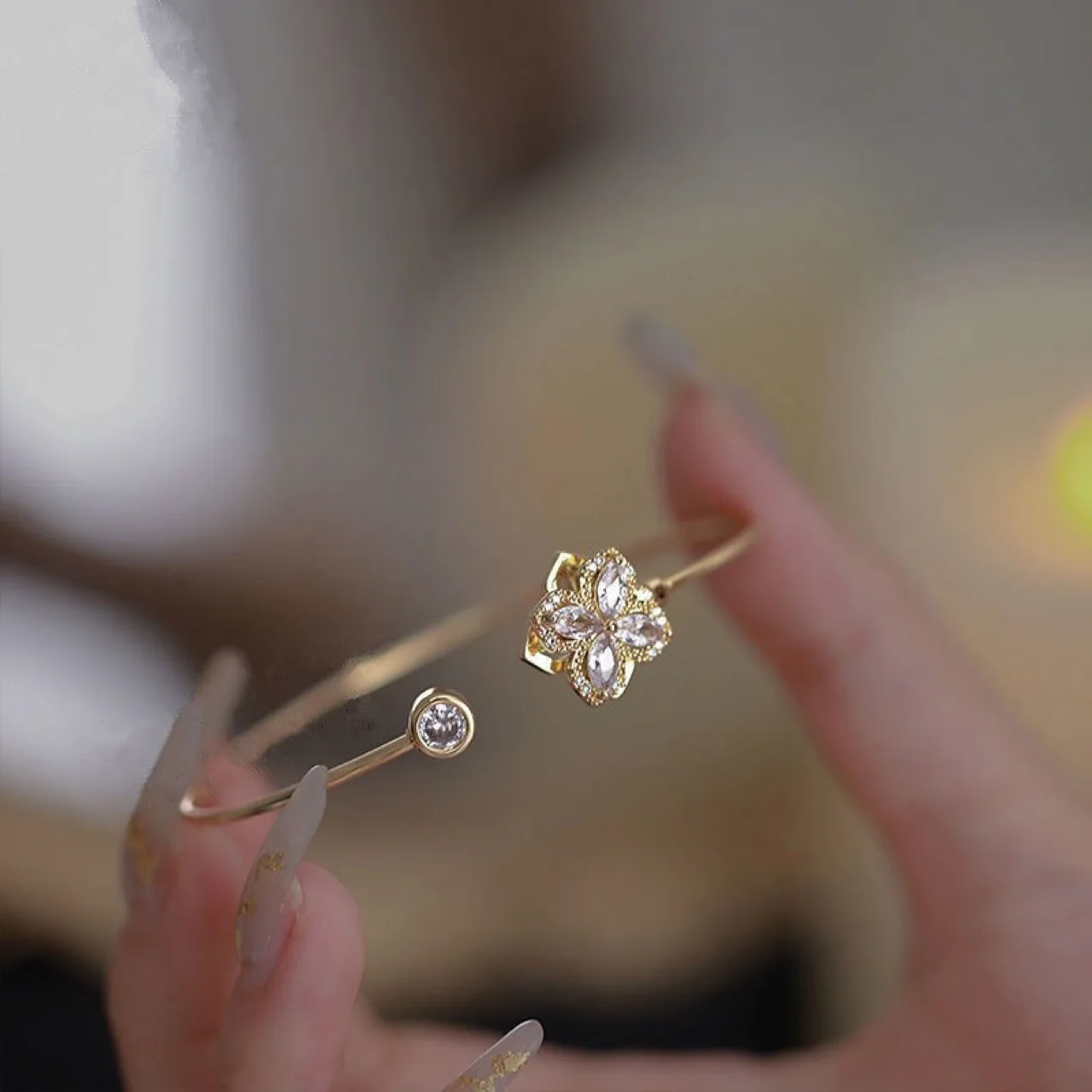 Модный вращающийся браслет с четырьмя элементами Открытый элегантным женским