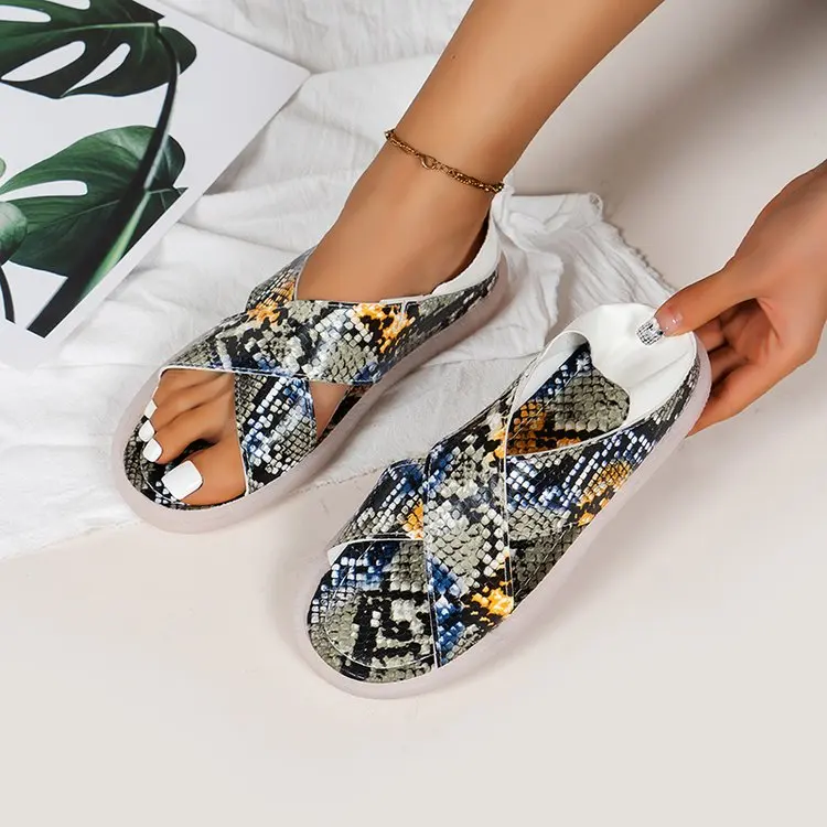 

2022 New Comfortable Summer Open Toe Flat Bottom Colorblock Rubber Slippers Personality Ladies Slippers Large Size 35-43