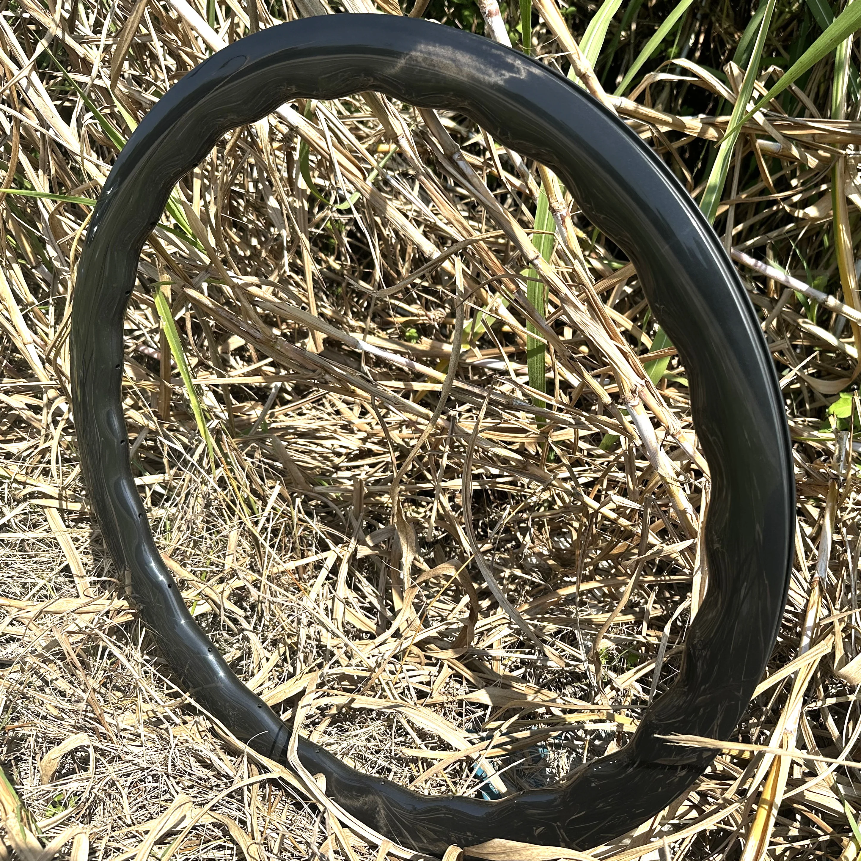 700C Гравийные дорожные карбоновые диски волнистой формы шириной 28 мм