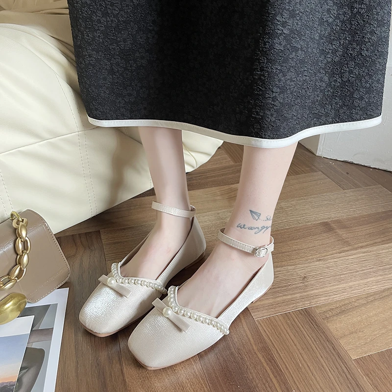 Женские свадебные туфли на низком каблуке толстом с кристаллами и жемчугом