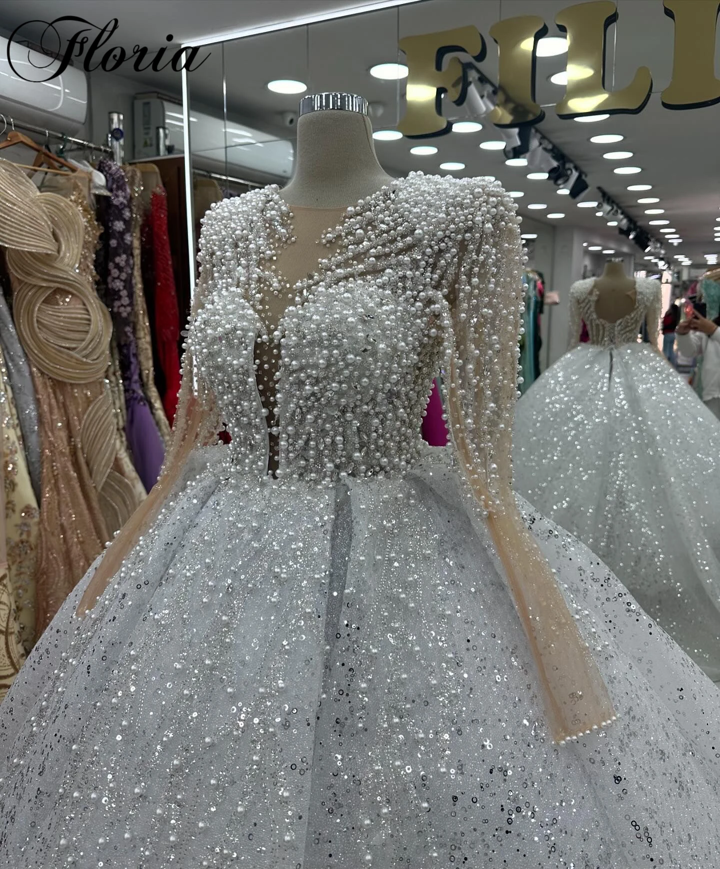 2025 Новые элегантные свадебные платья с жемчугом и длинными рукавами часовни для