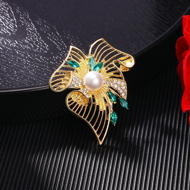 Винтажная брошь с полым листом и жемчугом