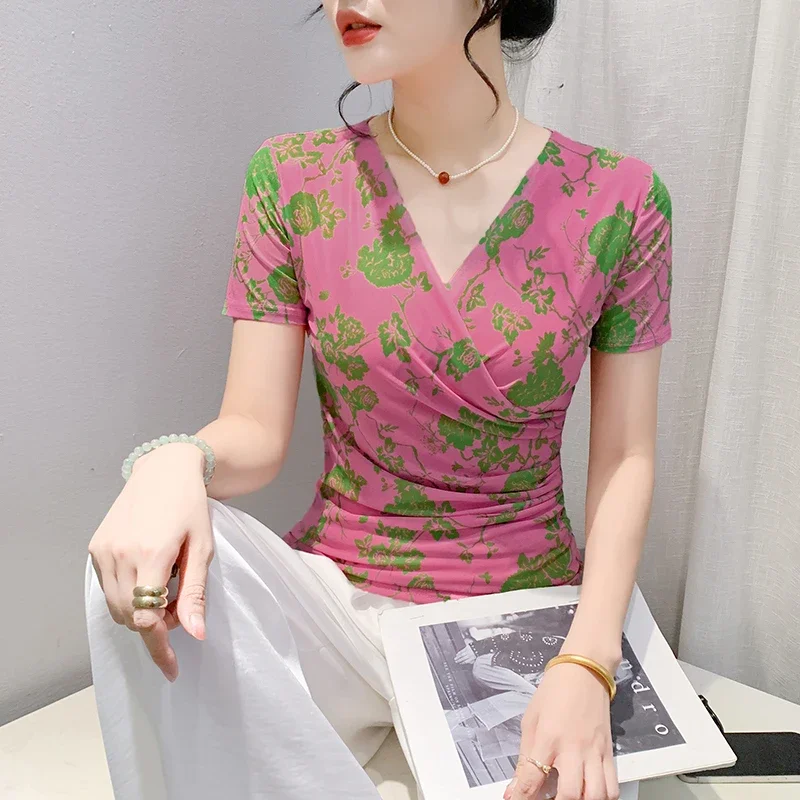 Женская футболка с коротким рукавом V-образным вырезом и принтом