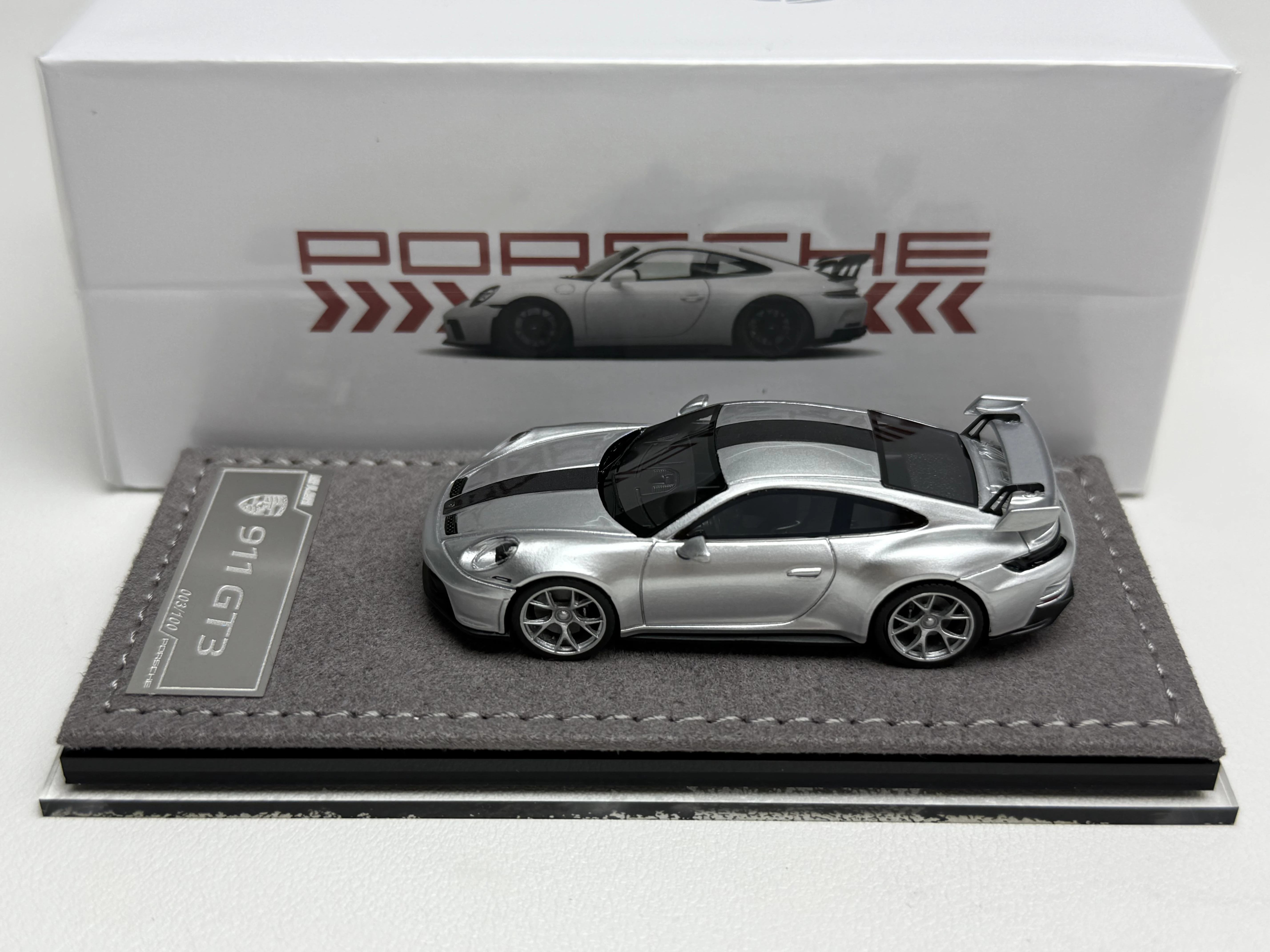 Фото Масштаб 1:64, новая модель 911 GT3 серебристого цвета, статическая миниатюрная имитация автомобиля из смолы, предмет декора для комнаты, праздничный подарок. №3