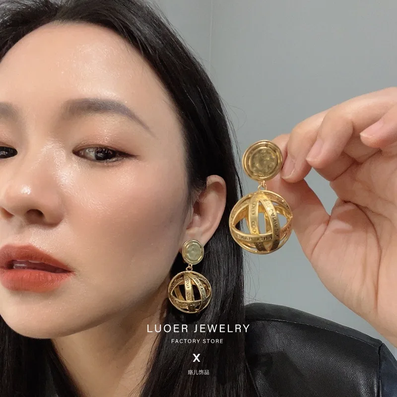

Retro Women Earring High Quality Metal Hollow Out Aros Pendant For Charm Lady Gift Korean Fashion Luxury Aretes Vintage Jewelry